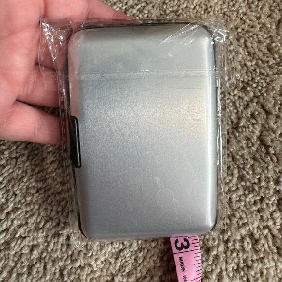 NEW Silver & Black Hard Shell Credit Card Wallet Closes Tightly Multiple Slots - Picture 11 of 11